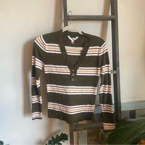 No Boundaries Ribbed V-Neck Light Pull Over, Striped Olive/White/Red/Yellow